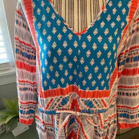 Tolani Collection woven v neck top with asymmetric hem - Picture 2 of 8